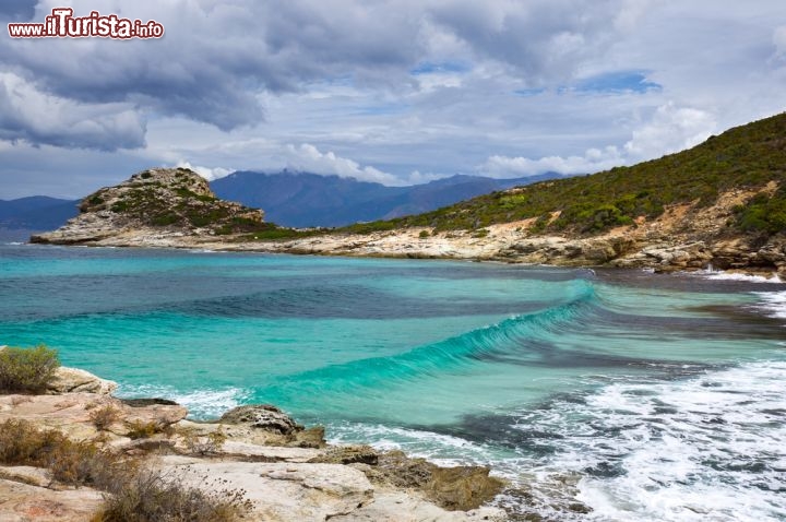 Immagine Le onde di Spiaggia Saleccia, Corsica - Spiaggia Saleccia è senza dubbio uno dei luoghi non solo più belli ma anche più affascinanti della Corsica. Nascosta e difficile da raggiungere, questa spiaggia vede come sua unica padrona la natura. Il passaggio dell'uomo qui è infatti quasi invisibile: non ci sono bagni, nè chioschi, nè altre strutture che facilitino la presenza di turisti e sono proprio queste caratteristiche a renderla uno dei luoghi più remoti e incontaminati del Mediterraneo. - © Oleksiy Drachenko/ Shutterstock.com