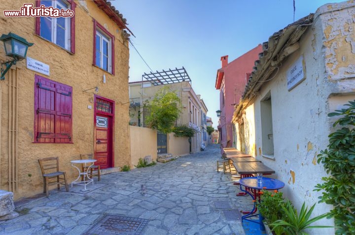 Immagine Il quartiere di Plaka ad Atene. Si tratta di una delle zone più caratteristiche e tradizionali della capitale della Grecia, con le vie strette ed acciottolate ricche di negozi e ristoranti. Si trova ai piedi dell'Acropoli e del Partenone, e richiama quindi tantissimi turisti che lo attraversano specialmente percorrendo la via Odos Adrianou, il corso turistico più importante di Atene - © Anastasios71 / Shutterstock.com