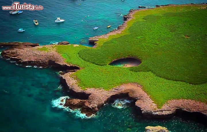 Immagine Anche dall'alto la spiaggia nascosta di Playa del Amor, ci appare in tutta la sua peculiare bellezza. Si è formata per una causa antropica, la detonazione di una carica di esplosivo, ma in realtà si tratta di una esistente grotta marina, quindi già collegata con l'oceano Pacifico, messa a nudo dal crollo artificiale della volta. E' considerata una delle spiagge più romantiche del Messico e si trova sullla Isla Redonda, nel gruppo delle Marietas - © VisitMexico.com