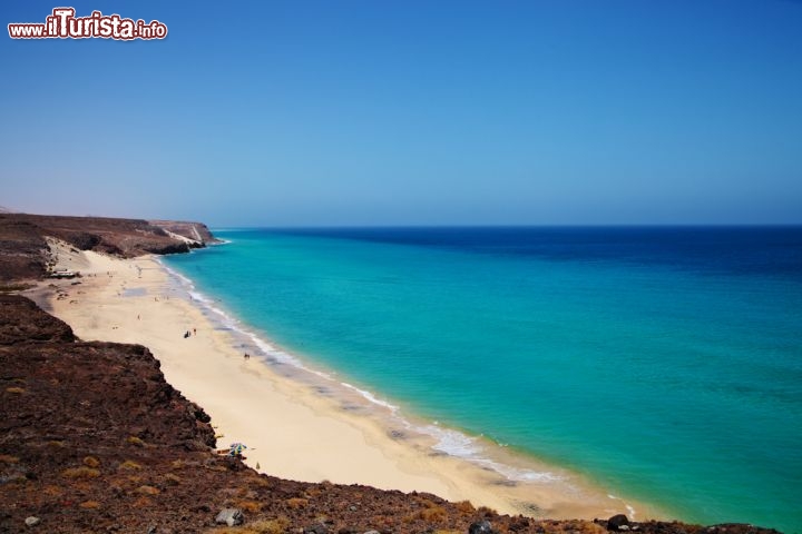 Immagine Playa Barca, Fuerteventura. Si trova nella cosiddetta "Costa Calma", lungo il litorale sud-orientale dell'isola delle Canarie. Nonostante l'aspetto in foto è una spiaggia non adatta al bagno per le correnti, ma puttosto al windsurf e kite-surf per la presenza del vento - © sashahaltam / Shutterstock.com