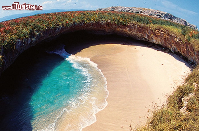Immagine Playa Escondida o del Amor, Islas Marietas (Messico). La spiaggia è raggiungibile unicamente via mare e ci sono numerosi tour operator che organizzano escursioni dalla vicina località di Puerto Vallarta e dalle marine della Riviera Nayarit, nell'omonimo stato messicano - © VisitMexico.com
