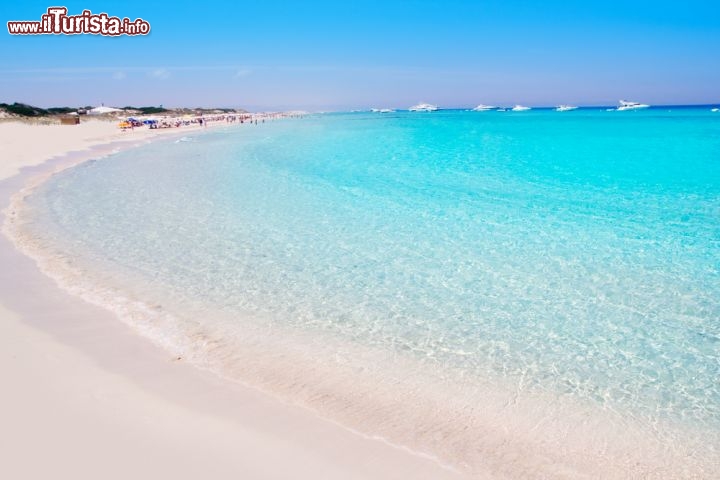 Immagine All'estremità settentrionale di Formentera - Baleari, Spagna - la Playa Illetas occupa una fetta della penisola del Trucador. Mare caraibico e sabbia bianca non sono una rarità alle Baleari, ma questa spiaggia ha alcune particolarità: fa parte del Parco Naturale di Ses Salines, permette di ammirare sia l'alba che il tramonto, ed è facilmente raggiungibile dal porto, perfetta per chi resta sull'isola una sola giornata - © holbox / Shutterstock.com