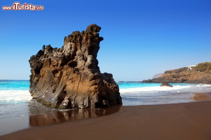 Immagine Playa el Bollullo vicino a Puerto de la Cruz, Tenerife. Si tratta di una magnifica baia, a poco meno di 4 km ad est della città. Il luogo è spettacolare mentre il bagno risulta piuttosto complicato, per via delle onde oceaniche che flagellano questo tratto di costa - © holbox / Shutterstock.com