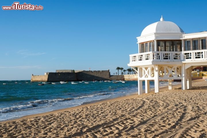 Immagine Playa la Caleta e forte di Cadice in Spagna - © Elisa Locci / Shutterstock.com