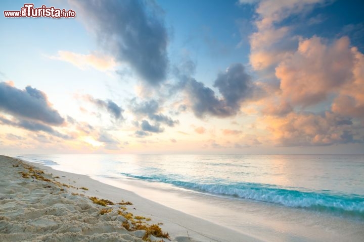 Immagine Playacar verso sera al tramonto: la magia di una spiaggia solitaria del Quintana Roo - © Patryk Kosmider / Shutterstock.com