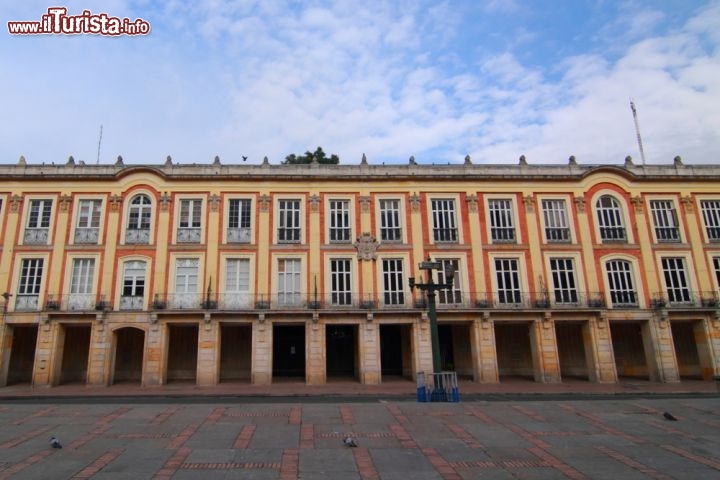 Immagine Il Palacio Lievano è la sede municipale di Bogotà e si affaccia sul lato occidentale di Plaza Bolivar, nello storico quartiere della Candelaria. L'edificio in stile neoclassico, progettato dal francese Gaston Lelarge e costruito sotto la supervisione dell'architetto Ricardo Lieras Codazzi, fu completato nel 1907 - © gary yim / Shutterstock.com