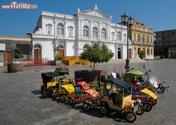 Immagine La centrale Plaza Prat e il teatro dell'Opera a Iquique in Cile - © jorisvo / Shutterstock.com