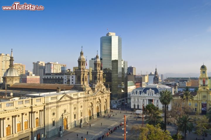 Immagine Plaza de Armas a Santiago del Cile. E' uno dei punti centrali della città, dove si vive netto il contrasto tra nuovo ed antico, tra i grattacieli e gli edifici in stile coloniale - © Israel Hervas Bengochea / Shutterstock.com