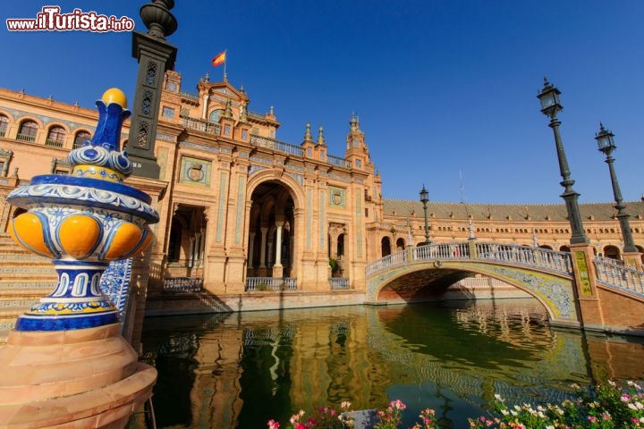 Immagine L'entrata della Piazza di Spagna, a Siviglia, si trova accanto alla rotonda con la statua del Cid Campeador, proprio davanti all'antica Reale Fabbrica di Tabacco - © Fotografiecor.nl / Shutterstock.com