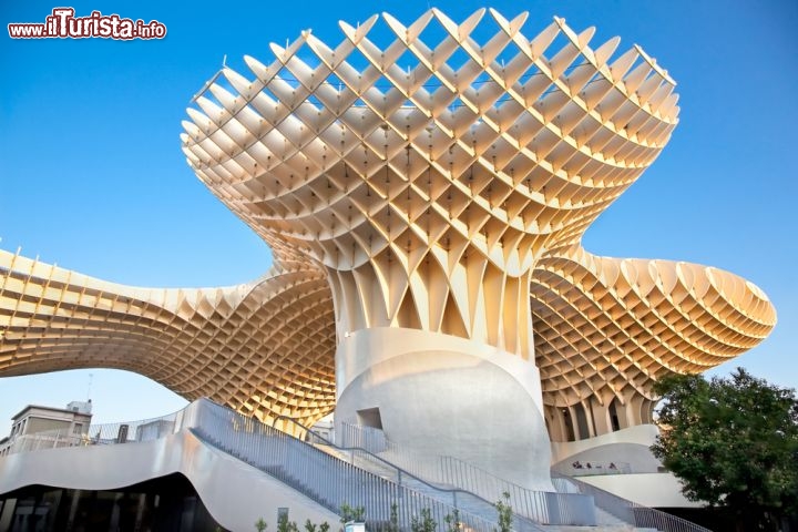 Immagine La Plaza de la Encarnacion di Siviglia, nel centro della città, un tempo era occupata dallo scomparso convento "de la Encarnaciòn" che le ha dato il nome, mentre oggi è dominata dall'architettura futuristica del Metropol Parasol. Tutti gli autobus provenienti dall'aeroporto si fermano in questa piazza, che è la prima ad accogliere la maggior parte dei turisti - © Aleksandar Todorovic / Shutterstock.com
