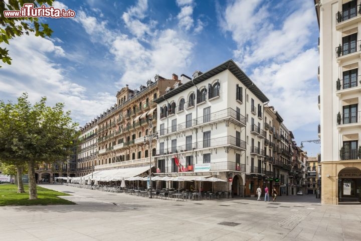 Immagine La Plaza del Castillo di Pamplona è il punto nevralgico della città della Navarra, nel nord della Spagna: qui i cittadini si incontrano nei giorni di festa, qui sono avvenuti importanti fatti storici del passato, e qui fino all'Ottocento si svolgevano le corride. Vi si affacciano palazzi notevoli come il Casinò, il Chiostro, il Teatro Principal e il Cafè Iruña - © Deymos / Shutterstock.com