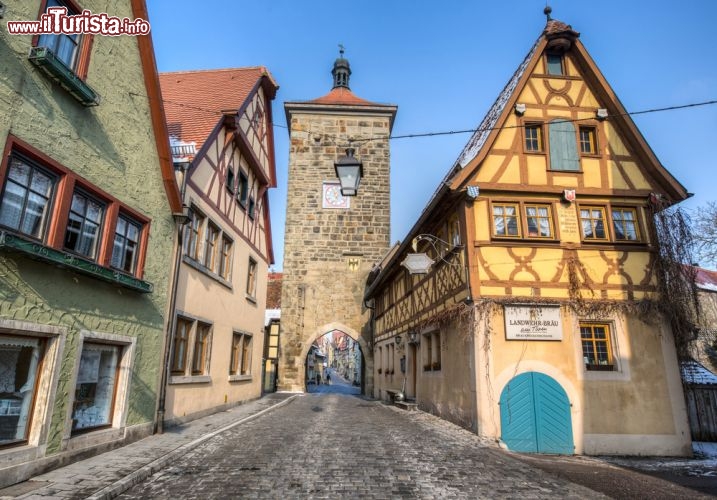 Immagine Plonlein e Torre Siebers a Rothenburg ob der Tauber, Germania - Il cuore della città bavarese ospita la Plonlein, termine che deriva dal latino e significa piazza piatta. Rappresenta l'incontro di diverse piccole stradine con case a graticcio oltre alla poderosa torre quadrata del XIII° secolo sovrastante la Kobollzeller Tor. Altrettanto suggestiva la torre Siebers che contribuisce a fare di questa cornice di Rothenburg uno degli angoli più fotografati dai turisti per la sua atmosfera pittoresca © MAHATHIR MOHD YASIN / Shutterstock.com