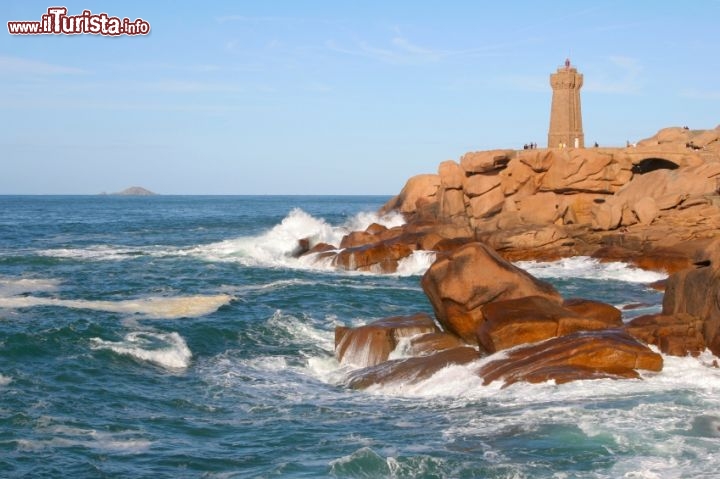 Immagine Ploumanac'h e il suo faro (Francia) - © alohaspirit / iStockphoto LP.