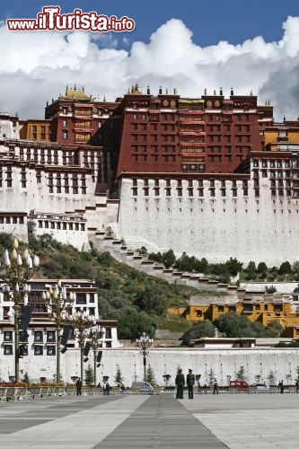 Immagine Polizia in ronda sotto all'enorme Palazzo Potala di Lhasa, uno dei simboli del Tibet in Cina - © Hung Chung Chih / Shutterstock.com