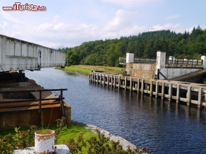 Immagine Il ponte girevole Aberchalder bridge presso Invergarry, Highlands della Scozia.