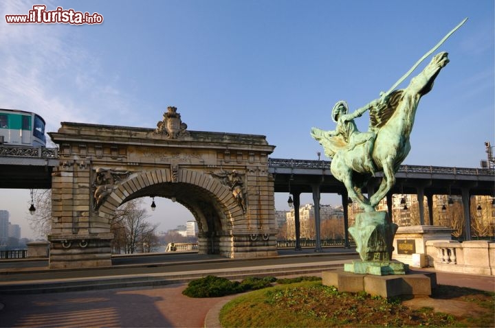 Immagine Ponte Bir-Hakeim a Parigi e la statua "La France renaissante" di Holger Wederkinch - © bensliman hassan / shutterstock.com