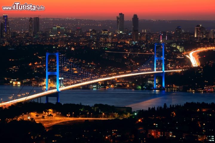 Immagine Ponte sul Bosforo, Istanbul uno dei due passaggi tra e Europa ed Asia che assicurano il collegamento tra Turchia Occidentale e penisola anatolica - © fulya atalay / Shutterstock.com