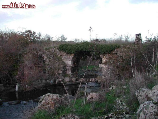 Immagine Ponte Oinu, un'antica costruzione in pietra a Pozzomaggiore (Sardegna) - © Alessionasche1990 - Wikipedia