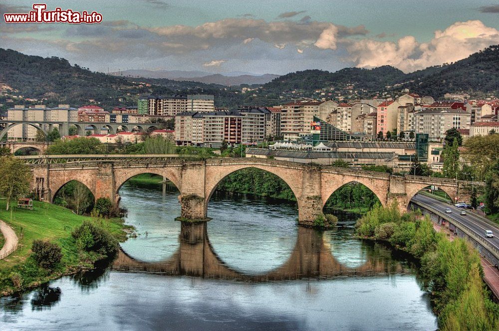 Immagine Il Ponte Romano ad Ourense in Spagna- © Victor Hermida, CC BY 2.0, Wikipedia