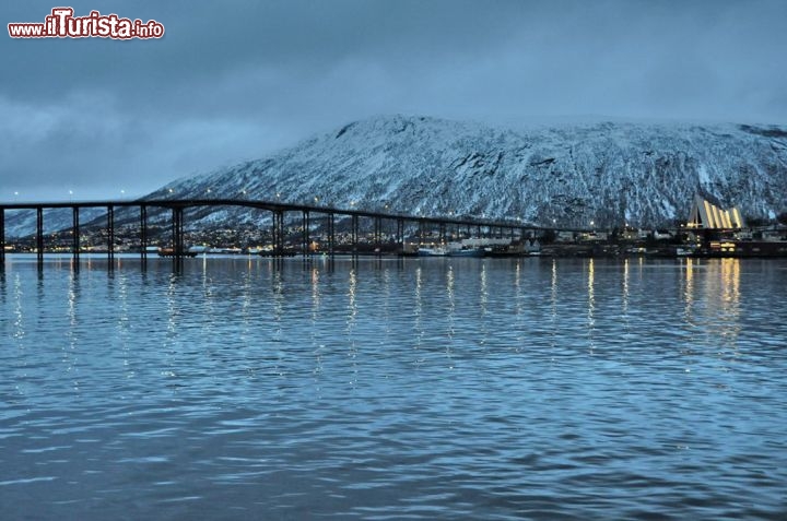 Immagine il famos Ponte di Tromso (Bruvegen) con la Cattedrale di Ishavskatedralen a Tromsdalen