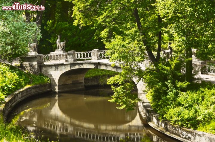 Immagine La reggia di Pavlovsk sorge nell'omonima città russa a una trentina di chilometri da San Pietroburgo. Nel parco circostante ci sono sentieri immersi nel verde, laghetti e ruscelli. Nella foto il Ponte dei Centauri - © Andrew Koturanov / Shutterstock.com