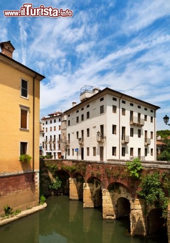 Immagine Il fiume Bacchiglione, lungo 118 km, scorre nelle province di Padova e Vicenza e attraversa il centro storico di quest'ultima città, dove ponti massicci venivano costruiti già nell'antichità per attraversarlo - © Olgysha / Shutterstock.com