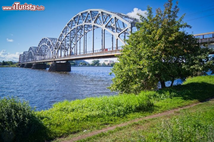 Immagine Il Ponte della ferrovia sul fiume Daugava a Riga. Il fiume della Lettonia sfocia pochi chilometri dopo nel Mar Baltico - © Anatolijs Laicans / Shutterstock.com
