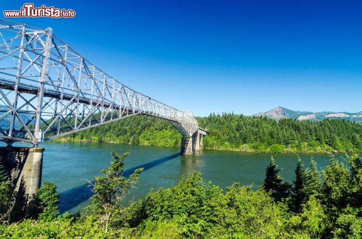 Immagine Il Ponte delle Cascate vicino a Portland, lungo il fiume Colombia che segna il confine con lo stato di Washington