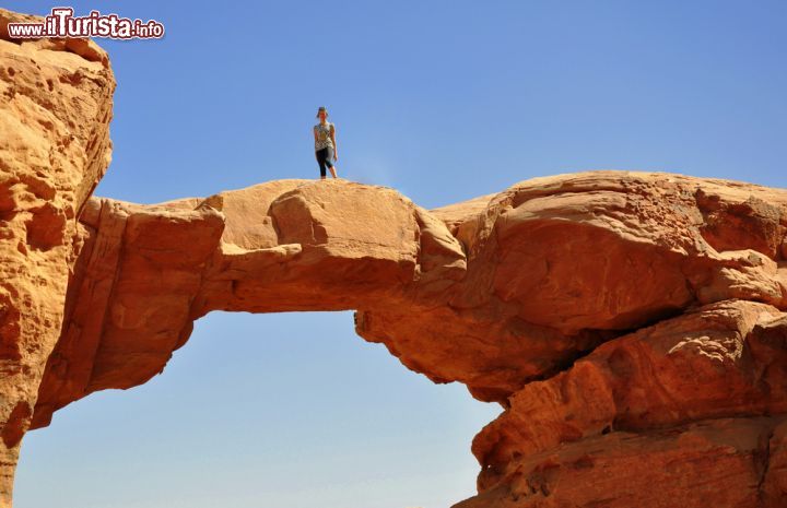 Immagine Il Ponte di Burdah , è una delle attrazioni principali del Parco Nazionale del Wadi Rum in Giordania - © Ammit Jack / Shutterstock.com