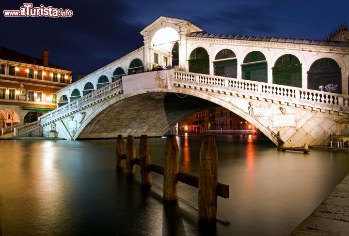 Immagine Il Ponte di Rialto a Venezia sul Canal Grande. Solo quattro ponti attraversano l'arteria principale del centro di Venezia. Inizialmente costituito da un ponte di barche, nel 1250 fu eretto il primo ponte rigido,  in legno, che crollò più volte nel corso dei secoli. Nel 1591 fu inaugurato quello in pietra, opera di Antonio da Ponte, che fece una costruzione massiccia ma elegante, uno dei simboli della Serenissima - © Tomas Sereda / Shutterstock.com