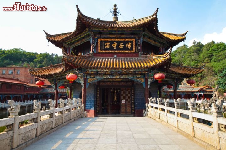 Immagine Il Ponte di pietra del Tempio Yuantong a Kunming. Siamo nel sud della Cina, nello stato di Yunnan - © Calvin Chan / Shutterstock.com