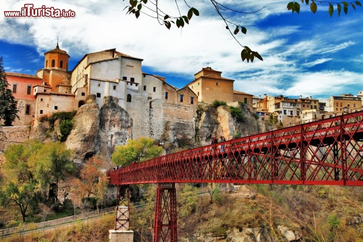 Immagine Il centro di Cuenca è diviso in due dal fiume Huécar: la parte antica e quella più mdoerna sono collegate da uno scenografico ponte - © leoks / Shutterstock.com