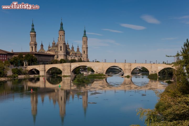 Immagine Il Puente de Piedra (Ponte di Pietra) di Saragozza, proprio davanti alla Cattedrale del Pilar, unisce le due sponde del fiume Ebro sin dal 1400. Parzialmente distrutto da un'alluvione nel 1643, fu ricostruito nel 1659. I quattro leoni scolpiti alla base dei pilastri laterali gli sono valsi il soprannome di "Ponte dei leoni" - © Francisco Javier Gil / Shutterstock.com