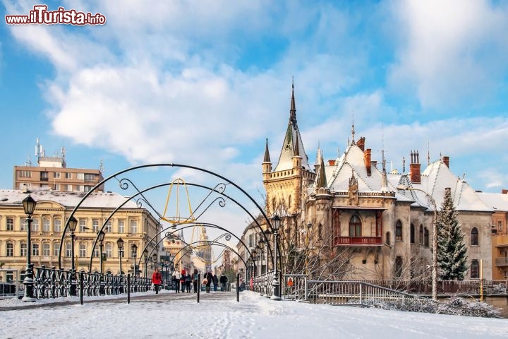 Immagine Il Ponte fiume Hornad e il Palazzo Jakab a Kosice, la città della Slovacchia che fu eletta capitale europea della Cultura nel 2013 - © Mariia Golovianko / Shutterstock.com