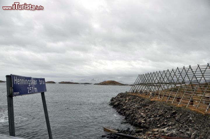 Immagine Ponte ingresso a Henningsvaer i graticci stoccafissi