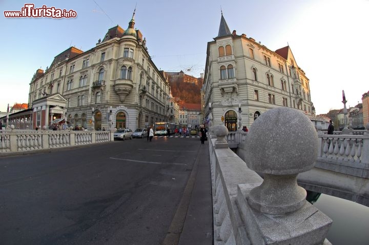 Immagine Ponte principale di Lubiana: attraversa il fiume Ljubljanica della Slovenia - © Blaz Kure / Shutterstock.com
