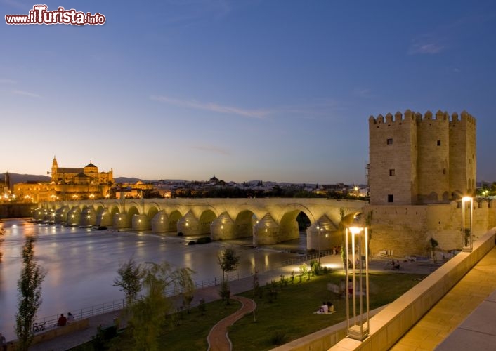 Immagine Il ponte romano di Cordova (Cordoba) con l'imponente torre Calahorra. Ci troviamo sulle rive del fiume Guadalquivir, in Andalusia (Andalucia), Spagna - © PHB.cz (Richard Semik)
/ Shutterstock.com