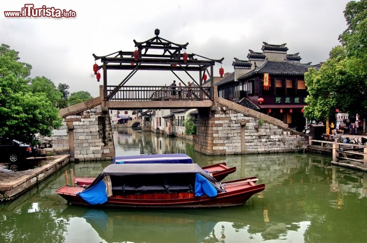 Immagine Il ponte storico di Tongli in Cina. La città si trova tra Suzhou e Shanghai, nel delta dello Yangtze