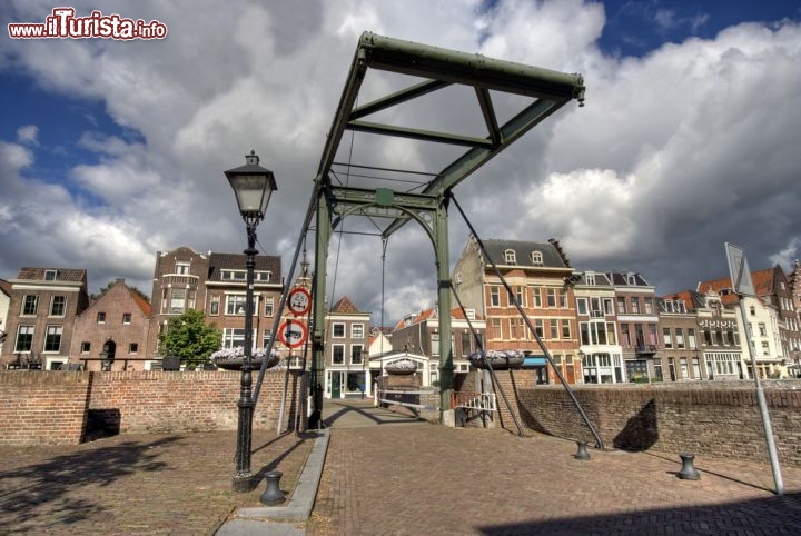 Immagine Un ponte storico aDelfshaven, lo storico porto di Rotterdam in Olanda - © jan kranendonk / Shutterstock.com