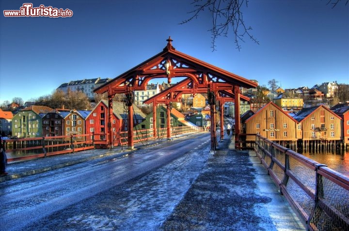 Immagine Ponte storico in legno a Trondheim in Norvegia dopo una breve spruzzata di neve in inverno- © Kroholdt / Shutterstock.com