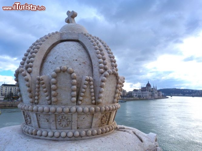 Immagine Particolare di un ponte sul Danubio a Budapest, Ungheria - Fra le tante opere architettoniche che abbelliscono la capitale d'Ungheria non mancano splendidi balconi panoramici costruiti sul fiume Danubio. A collegare le due parti della città - Buda e Pest - sono ben 9 ponti di cui 2 ferroviari.Tutti distrutti dai nazisti alla fine della seconda guerra mondiale e in seguito ricostruiti mantendendo intatta la struttura originaria, non solo sono interessanti luoghi da cui ammirare il panorama offerto da Budapest ma anche ottimi riferimenti per orientarsi nella visita alla città.