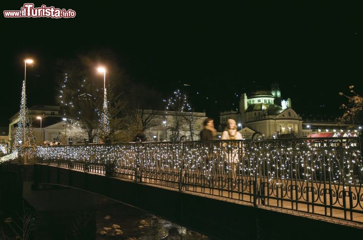 Immagine Ponte sul fiume Passirio a Merano, fotografato durante le feste di Natale  - © AAM/Alex Filz
