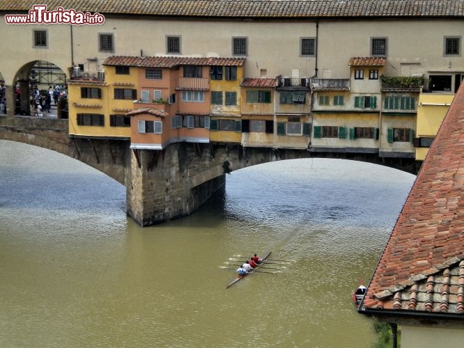 Immagine Il Ponte Vecchio a Firenze ed il fiume Arno. Lungo il fiume toscano vengono svolte attività sportive come il canottaggio, mentre il jogging e la corsa vengono praticate sui cosiddetti lungarni. Il Ponte Vecchio, costruito a metà del '400, dopo il crollo del ponte precedente, ospita numerose botteghe di orafi ed artigiani ed è il luogo più romantico di Firenze, su cui ammirare il tramonto.