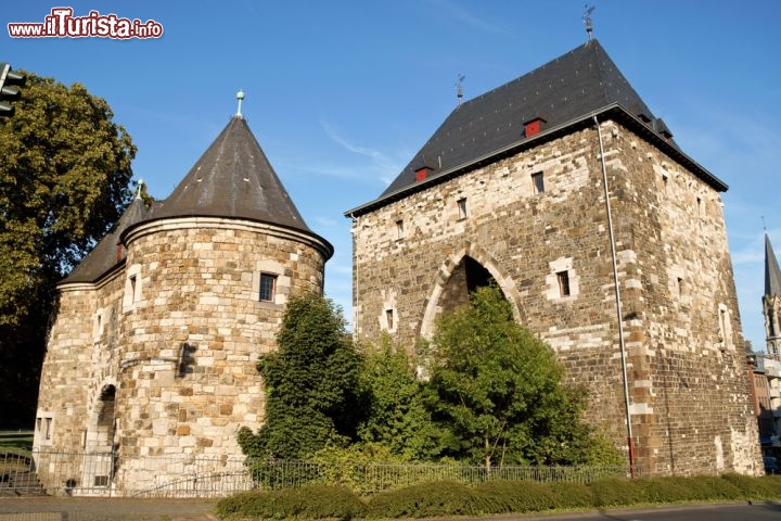 Immagine Ponttor Aachen una delle storice porte d'accesso all'antica città di Aquisgrana. Oggi la città del nord-ovest della Germania porta il nome di Aachen - © Massimiliano Pieraccini / Shutterstock.com