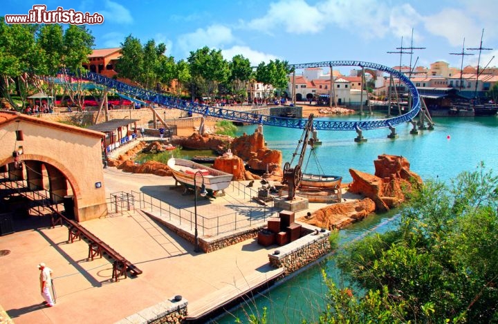 Immagine Port Aventura, il parco divertimenti della Costa Daurada si trova a Salou, ad ovest di Terragona in Spagna - © Vladimir Sazonov / Shutterstock.com