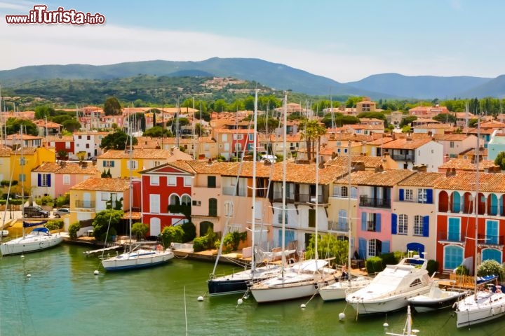 Immagine Port Grimaud in Costa Azzurra è un celebre borgo marino della Francia, per molti una venezia in miniatura, per i suoi canali - © Anastasiia Kotelnyk / Shutterstock.com