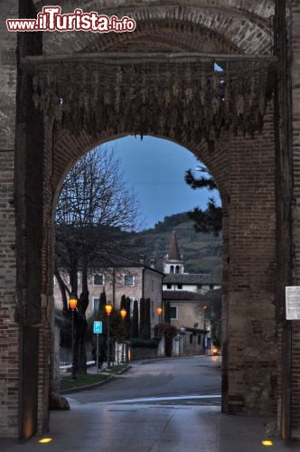 Immagine Porta Aquila a Soave sullo sfondo il Santuario di Santa Maria della Bassanella, famosa per una serie di pregevoli affreschi