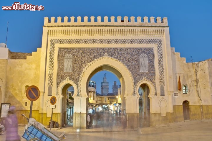Immagine La Porta Bab Bou Jeloud, l'ingresso della Medina a Fes in Marocco - © Anibal Trejo / Shutterstock.com