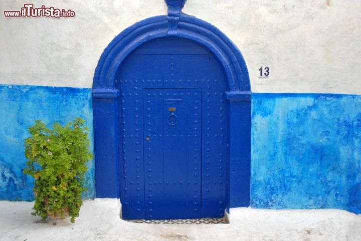 Immagine Una tipica porta Blu di casa della medina di Tangeri in Marocco - © Paul Kelly / Shutterstock.com