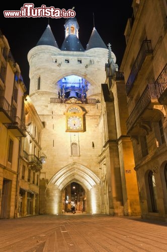 Immagine La Porta Grosse Cloche, è uno degli accessi al centro storico di Bordeaux in Francia - © Anibal Trejo / Shutterstock.com